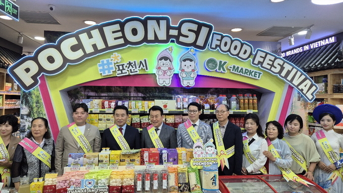 베트남 최대 한국식품 유통회사인 K-MARKET 에서 백영현 포천시장, 임종훈 의회의장 등이 판촉전에 참여했다. (사진=포천시 제공)