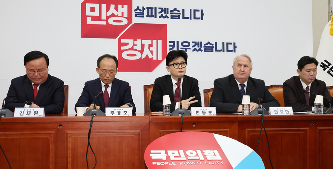 한동훈 국민의힘 대표(가운데)가 25일 오전 국회에서 열린 최고위원회의에서 발언하고 있다. (사진=연합뉴스)
