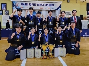 지난 22~24일 경기도검도수련원에서 열린 제44회 경기도회장기 검도대회 남녀부 단체전에서 우승을 차지한 퇴계원고 선수들이 단체사진을 찍고 있다. (사진=퇴계원고등학 제공)