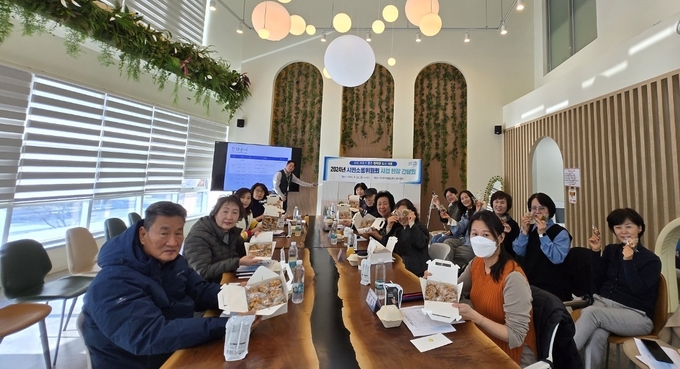 시흥도시공사는 지난 22일 은계1어울림센터 내 시흥아이꿈터에서 시민과 공사 임직원 20여명이 참석한 가운데 2024년 시민소통위원회 4차 간담회를 개최했다. (사진=광명시 제공)