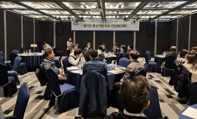 지난 22일 라마다 프라자 수원에서 열린 ‘경기도 중소기업과 함께하는 ESG Day’에서 경기도 내 중소기업 대표, ESG 분야 담당자들이 대화하고 있다. (사진=경과원 제공)
