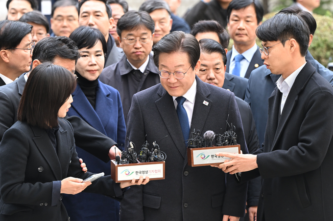 이재명 더불어민주당 대표가 25일 오후 서울 서초구 서울중앙지방법원에서 열린 위증교사 혐의 1심 선고 공판에 참석하기 위해 법원 청사로 들어서고 있다. (사진=사진공동취재단)