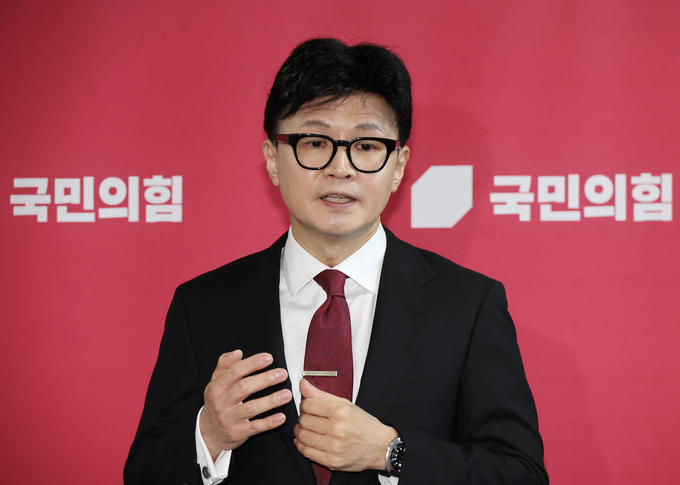 한동훈 국민의힘 대표가 25일 오전 국회에서 열린 최고위원회의를 마친 뒤 나와 취재진의 질문에 답변하고 있다. (사진=연합뉴스)