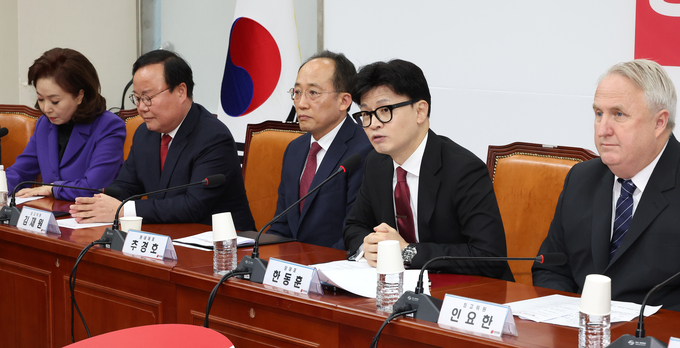 한동훈 국민의힘 대표(오른쪽 두번째)가 25일 오전 국회에서 열린 최고위원회의에서 발언하고 있다. 맨 왼쪽이 김민전 최고위원 (사진=연합뉴스)