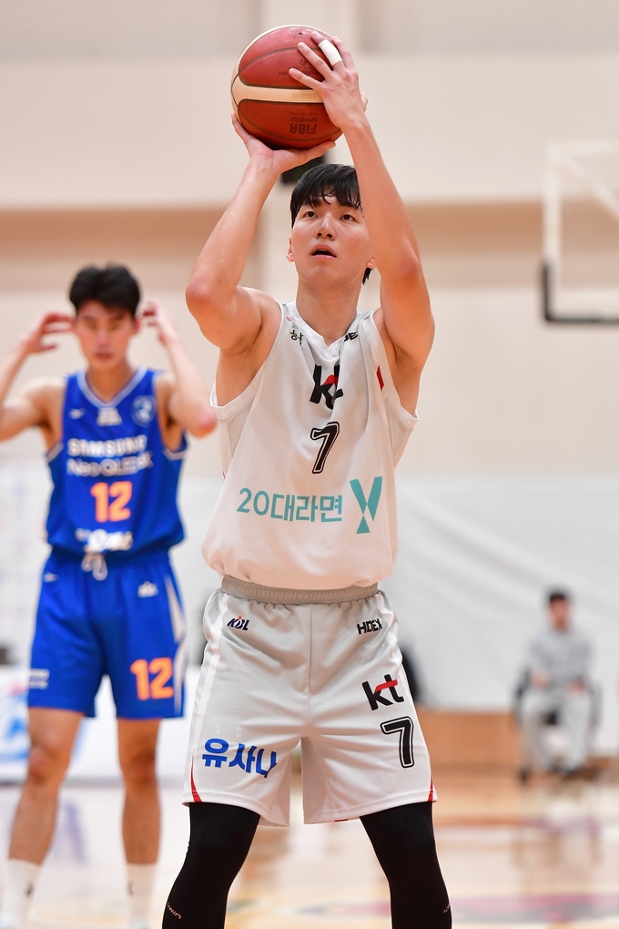 지난 21일 이천 LG 챔피언스파크에서 열린 2024~2025 KBL D리그 수원 kt소닉붐과 서울 삼성 썬더스의 개막전에서 kt 박선웅이 자유투를 시도하고 있다. (사진=한국농구연맹(KBL) 제공)