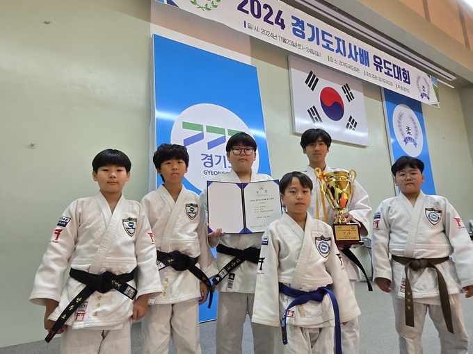 지난 23~24일 경기도유도회관에서 열린 2024 경기도지사배 유도대회 남자초등부 단체전에서 우승한 의정부G스포츠 선수들이 기념사진을 찍고 있다. (사진=경기도유도회 제공) 