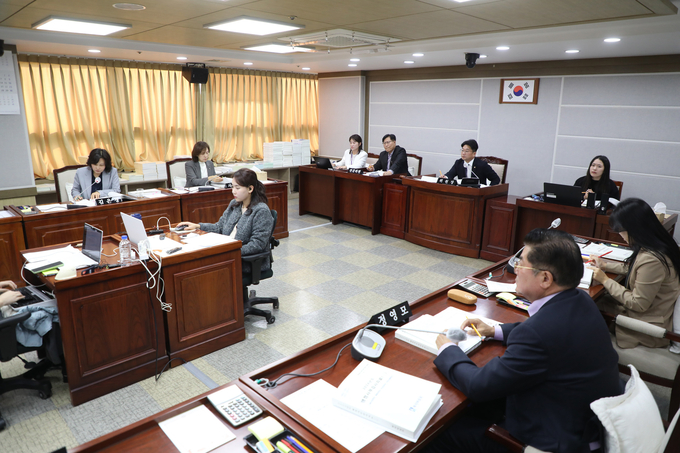 수원시의회 보건복지위원회가 행정사무감사를 진행하고 있다. (사진=수원시의회 제공)