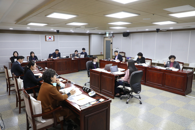 수원시의회 환경안전위원회가 행정사무감사를 진행하고 있다. (사진=수원시의회 제공)