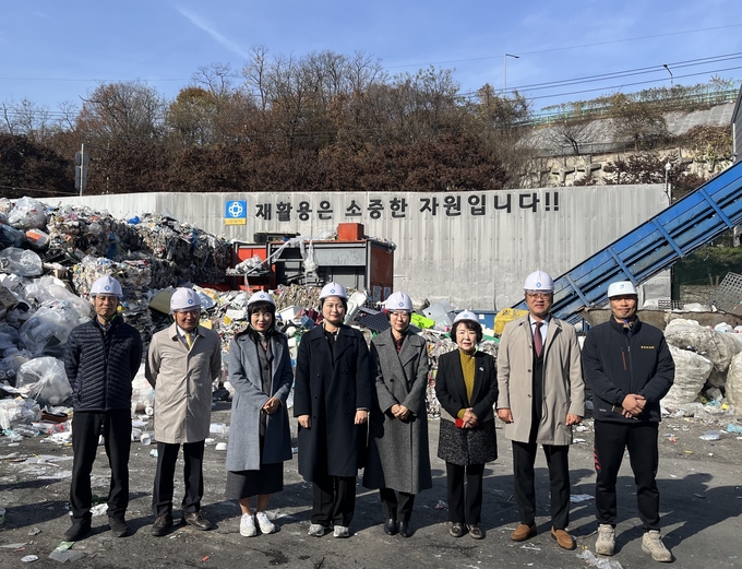 장명희(왼쪽 네 번째) 안양시의회 보사환경위원장과 위원들이 25알 안양시 생활폐기물 적환장을 방문한 뒤 관계자들과 기념촬영을 하고 있다. (사진=안양시의회 제공)