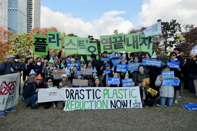 인천녹색연합을 포함한 녹색연합이 지난 23일 부산에서 플라스틱 생산 감축을 위한 행진 후 기념촬영을 하고 있다. ( 사진 = 인천녹색연합 제공 )