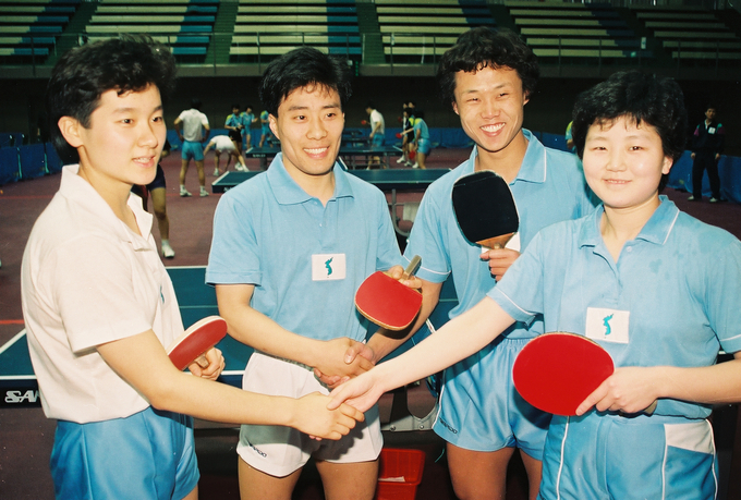 지난 1991년 지바 세계탁구선수권 당시 유남규(왼쪽에서 두 번째)가 속했던 남북 단일팀. (사진=연합뉴스)