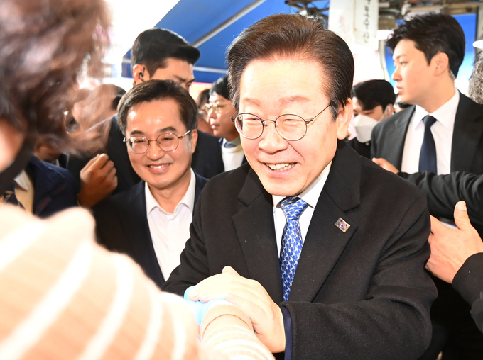 이재명 더불어민주당 대표(오른쪽)와 김동연 경기도지사가 지난 21일 수원 못골시장에서 상인과 인사하고 있다. (사진=옥지훈 기자) 
