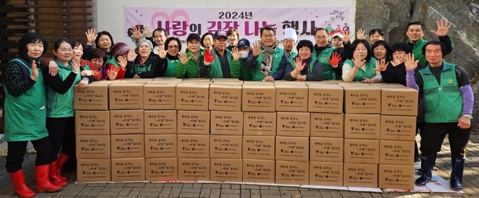 광명시 광명5동 새마을지도자협의회·부녀회는 지난 21일부터 22일까지 이틀간 관내 독거노인과 취약계층 100가구와 경로당 6개소를 대상으로 ‘사랑의 김장 김치 나눔’ 행사를 개최했다. (사진=광명시 제공)