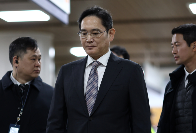 이재용 삼성전자 회장이 25일 오후 서초구 서울고법에서 열린 삼성 부당 합병 혐의 관련 2심 결심 공판에 출석하고 있다. (사진=연합뉴스)