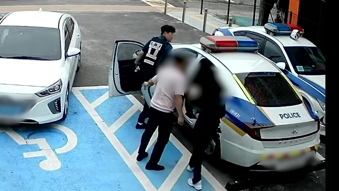  지난 10월 13일 수원서부경찰서 고색파출소 경찰관이 의식을 잃은 18개월 아이를 신속히 병원으로 이송하는 모습. (사진=수원서부경찰서 제공)