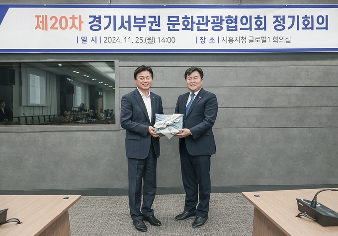 경기서부권문화관광협의회 제4대 회장으로 선출된 조용익 부천시장(왼쪽). (사진=부천시 제공)