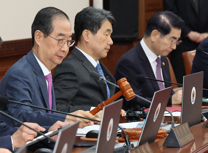 한덕수 국무총리가 26일 오전 정부서울청사에서 열린 국무회의에서 개의 선언을 하고 있다. (사진=연합뉴스)