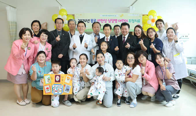 26일 가천대 길병원에서 열린 퇴원 축하 행사에서 몽골 어린이 5명과 의료진 등이 기념촬영하고 있다. 