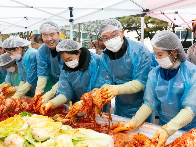 김병전 부천시의회 의장이 사랑의 김장나눔 행사에 참여했다. (사진=부천시의회 제공)