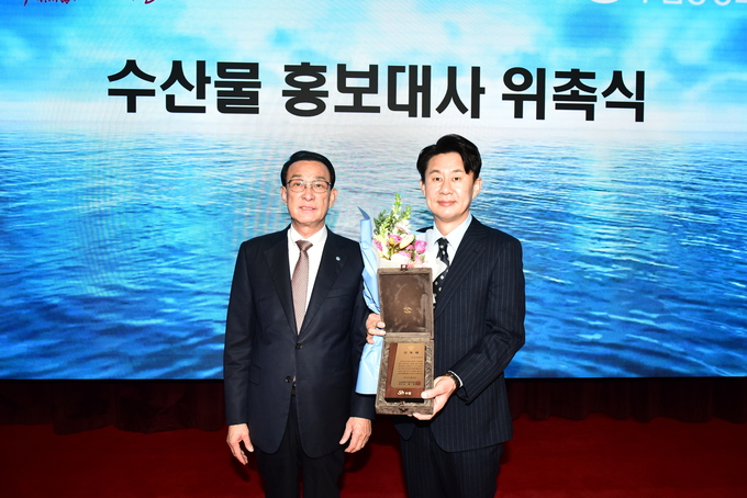  노동진 수협중앙회장(왼쪽부터)이 수산물 홍보대사에 위촉된 개그맨 남희석과 기념사진을 찍고 있다. (사진=수렵 제공)