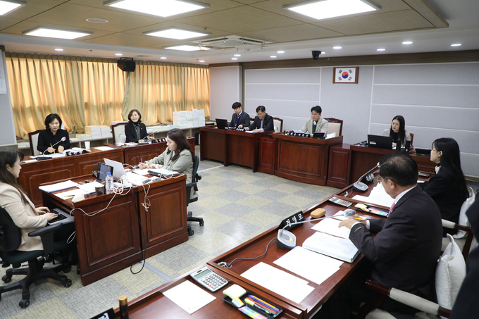 수원시의회 보건복지위원회가 행정사무감사를 진행하고 있다. (사진=수원시의회 제공)