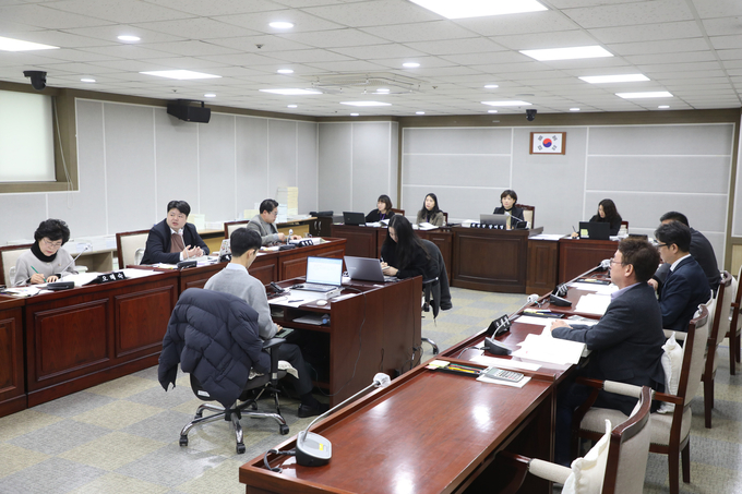26일 수원시청에서 열린 수원FC에 대한 수원특례시의회 문화체육위원회 행정사무감사에서 시의원들이 발언하고 있다. (사진=수원특례시의회 제공)