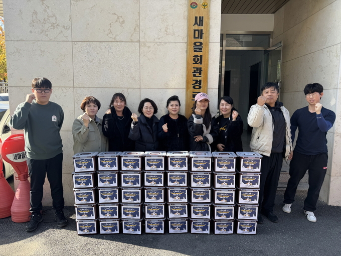 구리시청 공무원동호회 ‘사랑의 띠 가족봉사대’ 가 김장 김치 10kg 30박스를 수택1동행정복지센터에 기탁했다.(사진=구리시 제공)