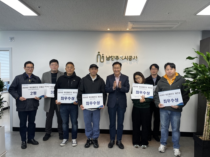 남양주도시공사 이계문 사장이 ‘일상이 운동이 되는 워킹챌린지’ 참여 수상자들과 기념촬영을 하고 있다. (사진=남양주도시공사 제공)