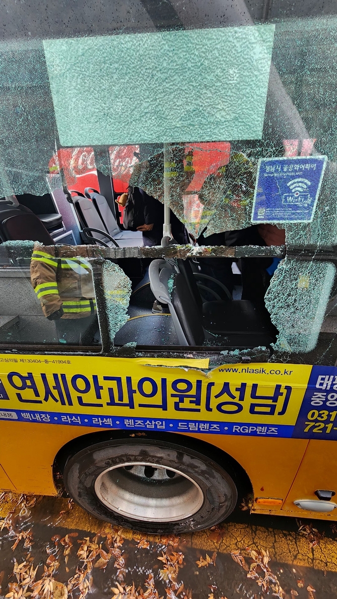  26일 성남시 수정구 태평동 수인분당선 지하철 가천대역에서 입간판이 버스와 추돌해 승객이 부상을 입는 사고가 발생했다. (사진=경기도소방재난본부 제공)