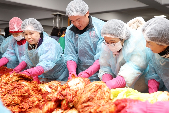 조용익 부천시장이 자원봉사자들과 취약계층에 전달한 김장김치를 담그고 있다. (사진=부천시 제공)