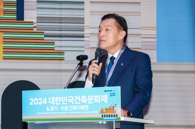 지난 26일 '2024 대한민국건축문화제&경기수원 건축기획전' 개막식에 참석한 이재준 수원시장이 발언하고 있다. (사진=수원시 제공)