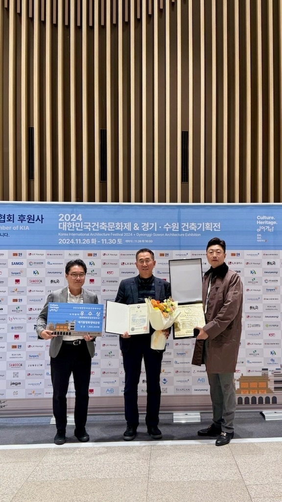 (좌)이일우 문화본부장_(중)이계현 대표이사_(우)권병은 관광진흥팀장이 기념사진을 찍고 있다.