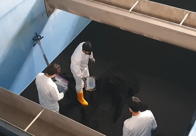 인천시 상수도사업본부 산하 맑은물연구소 직원들이 부평정수장에서 활성탄지 시료를 채취하고 있다. ( 사진 = 인천시 제공 )