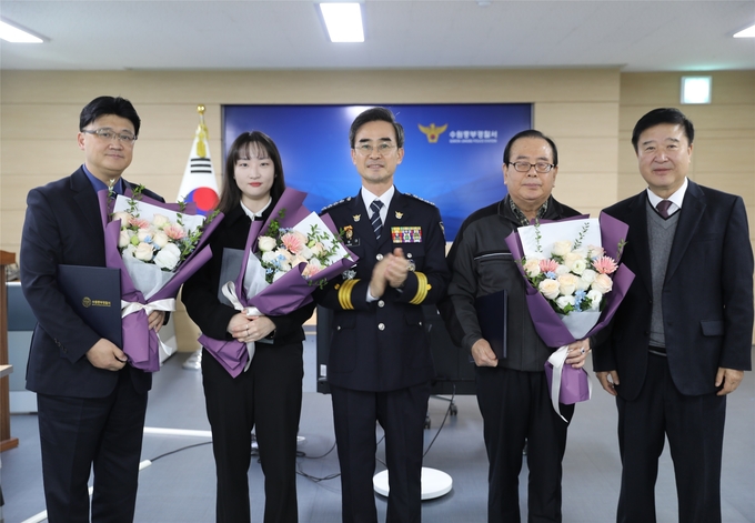  수원중부경찰서가 마약 사범 검거에 기여한 동수원병원 관계자들에게 감사장과 포상을 전달했다. (사진=수원중부경찰서 제공)