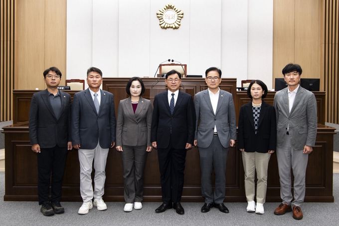 기자회견에서 성명서를 발표하는 김포시의회 국민의힘 의원들 모습. (사진 =김포시의회 제공)