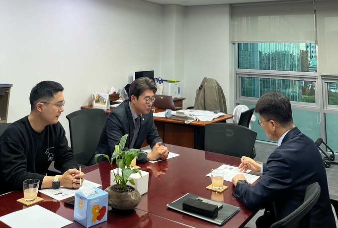지난 26일 더불어민주당 노종면(부평갑) 국회의원이 부개·일신 뉴빌리지 사업 선정을 위해 국토부 1차관과 면담하고 있다. ( 사진 = 노종면 의원실 제공 )