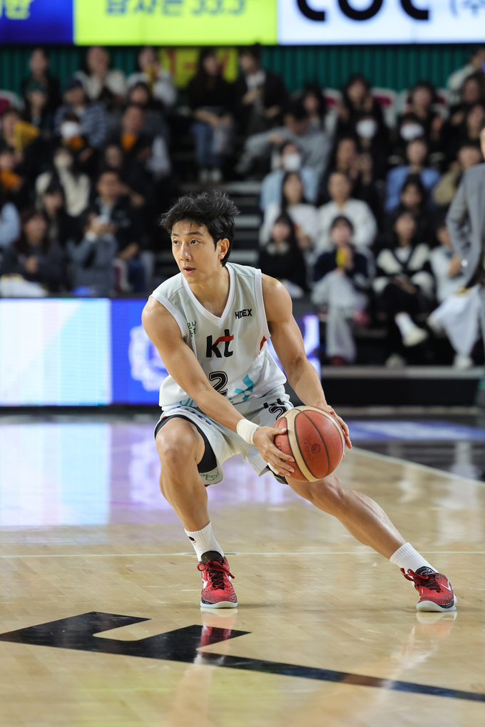 지난 14일 창원체육관에서 열린 2024~2025 KCC 정규리그 창원 LG와 수원 kt의 경기에서 허훈(kt)이 드리블하고 있다. (사진=KBL 제공)