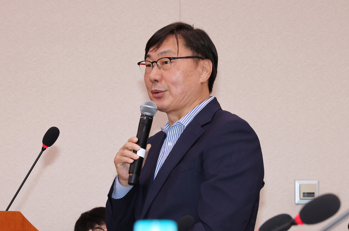25일 오후 국회에서 열린 법제사법위원회 국정감사에 증인으로 출석한 이화영 전 경기도평화부지사가 의원 질의에 답변하고 있다. (사진=연합뉴스)