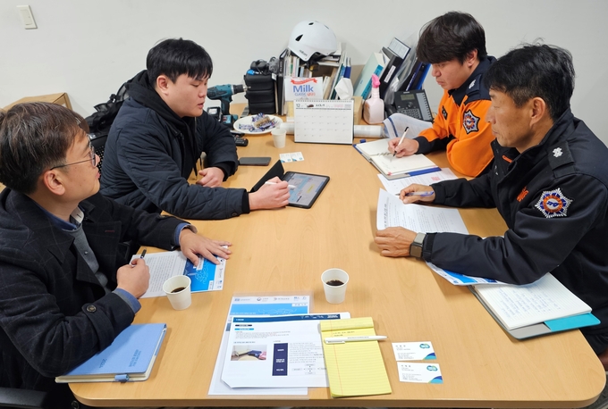 2024 유네스코 교육의 미래 국제포럼 협력체계 구축을 위해 유관기관 관계자들이 협의하고 있다. (사진=경기도교육청 제공)