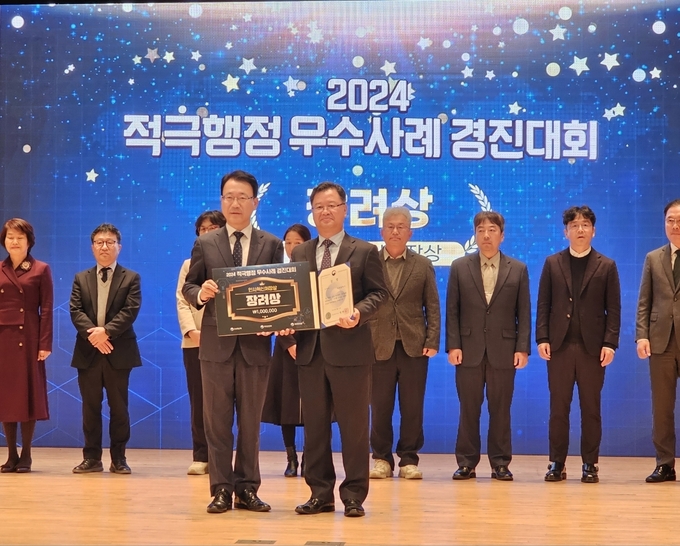 양길모 인천시 납세협력담당관(오른쪽)이 적극행정 우수사례 경진대회에서 인사혁신처장상을 받고 기념촬영을 하고 있다. ( 사진 = 인천시 제공 )
