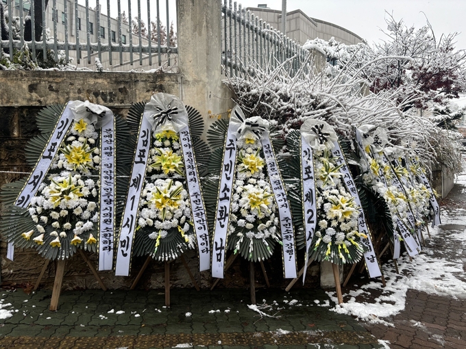 김포시의회 앞에 설치된 근조화환 10여개가 설치되어 있다. (사진=천용남기자)