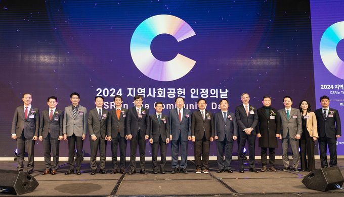 HS효성첨단소재가 ‘2024년 지역사회공헌 인정의 날 행사’에서 6년 연속 지역사회공헌 인정 기업으로 선정됐다. HS효성 이주한 상무(오른쪽에서 세 번째),