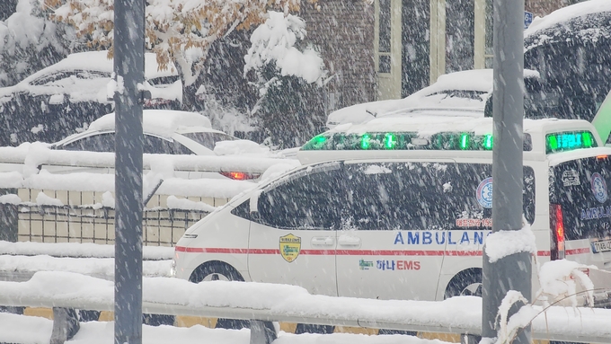  27일 경기도 전역에 폭설이 강타한 가운데 구급차가 출동하는 모습. (사진=박진석 기자)
