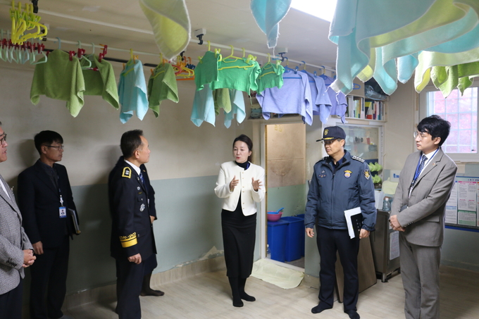 이재정(가운데) 국회의원이 26일 안양교도소를 방문해 관계자와 함께 현장 시설을 둘러보고 있다. (사진=이재정 의원실 제공)