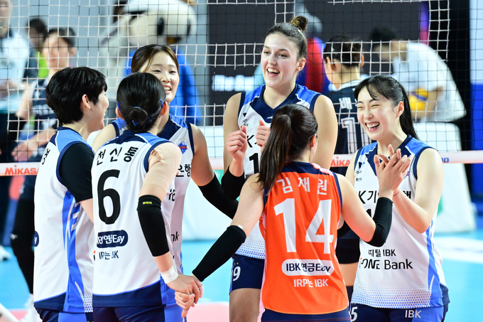지난 26일 김천실내체육관에서 열린 도드람 2024~2025 V리그 여자부 2라운드 김천 한국도로공사와의 원정경기에서 IBK기업은행 선수단이 승리한 후 기뻐하고 있다. (사진=KOVO 제공)
