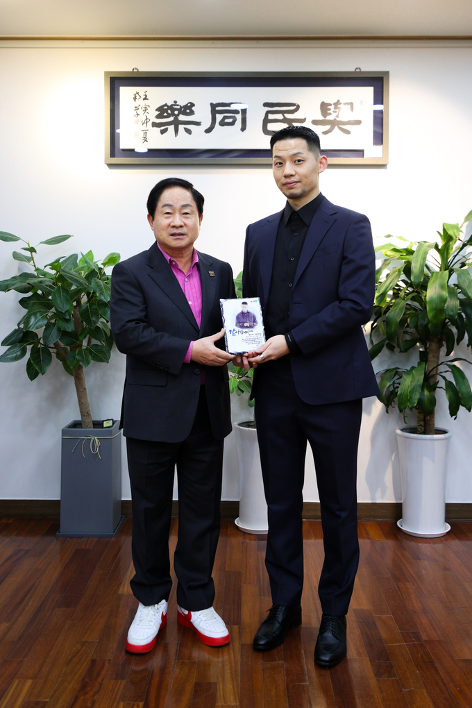 주광덕 남양주시장이 27일 가수 가오가이를 시 홍보대사로 위촉한 뒤 기념사진을 찍고 있다. (사진=남양주시 제공)