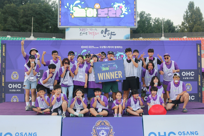 지난 9월 안양종합운동장에서 진행한 팬 스킨십 이벤트 ‘놀아-보라’에 우승한 안양FC 선수들과 팬들. (사진=안양FC제공)