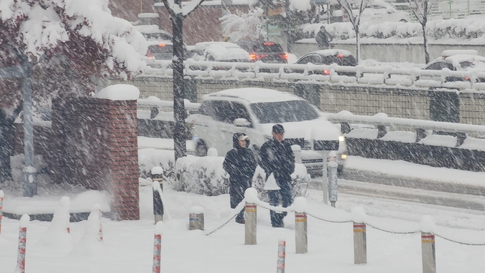  27일 경기도 전역에 폭설이 내리는 가운데 행인이 길을 건너는 모습. (사진=박진석 기자)