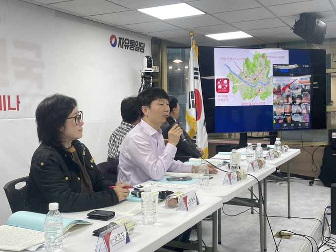 염안섭 수동연세요양병원 원장이 27일 자유통일당이 주최한 ‘차별금지 빙자 동성애 합법화 저지 대토론회’에서 발언하고 있다. (사진=자유통일당 제공)