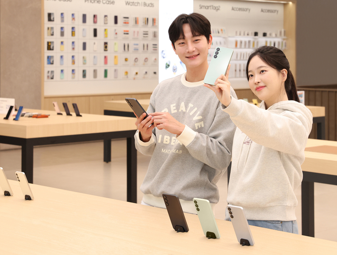 삼성전자 모델이 삼성스토어에서 '갤럭시 A16 LTE'로 셀피를 촬영하고 있다. (사진=삼성전자 제공)